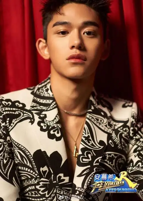 黄旭熙成新一季跑男天选之子帅气面庞下竟有超强综艺潜力