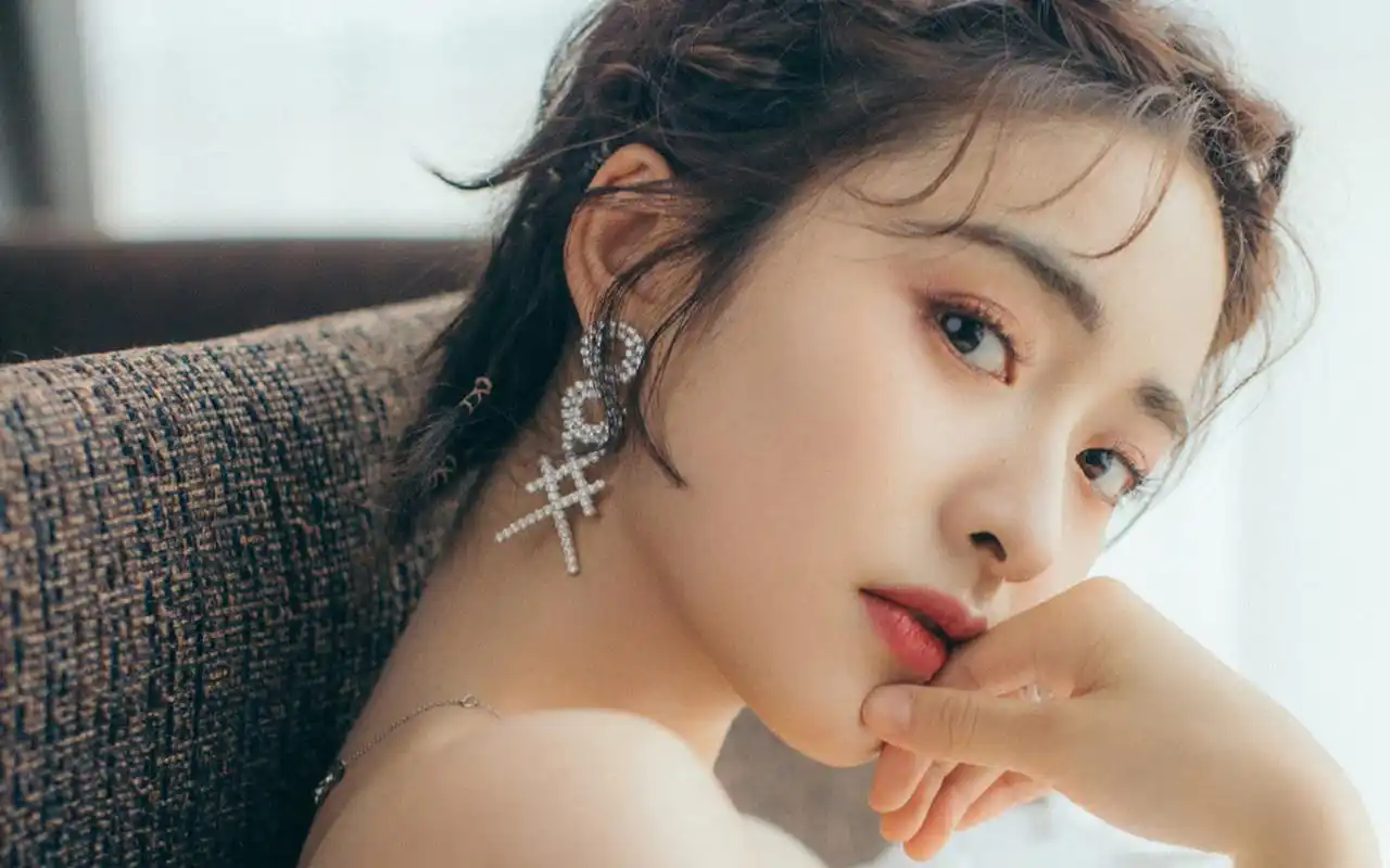 沈月性感露肩写真桌面壁纸