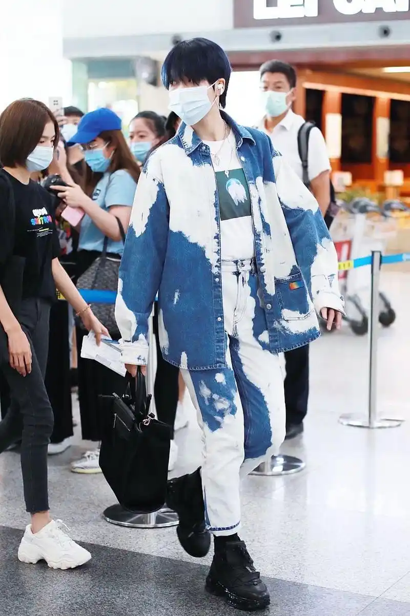 马嘉祺穿粉丝设计的鞋# 谁懂啊,偶像穿了自己设计的鞋子的幸福感!