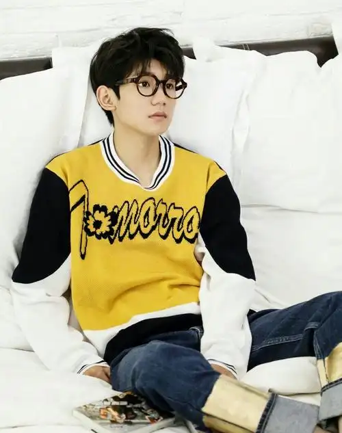 roywang王源可爱黄衣眼镜呆萌床