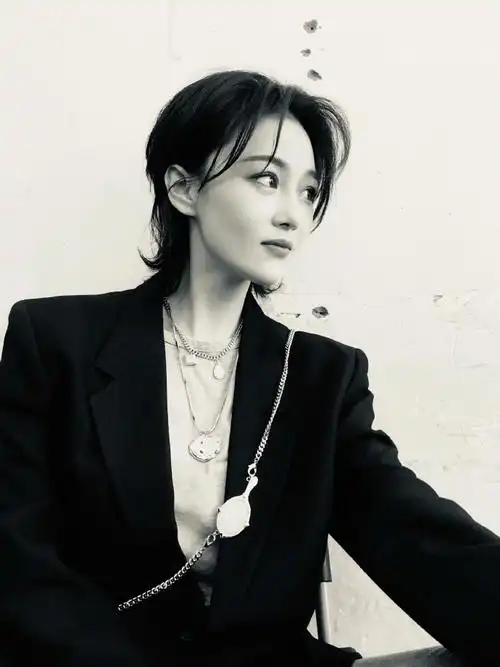 张馨予黑色西装利落帅气美照图片26