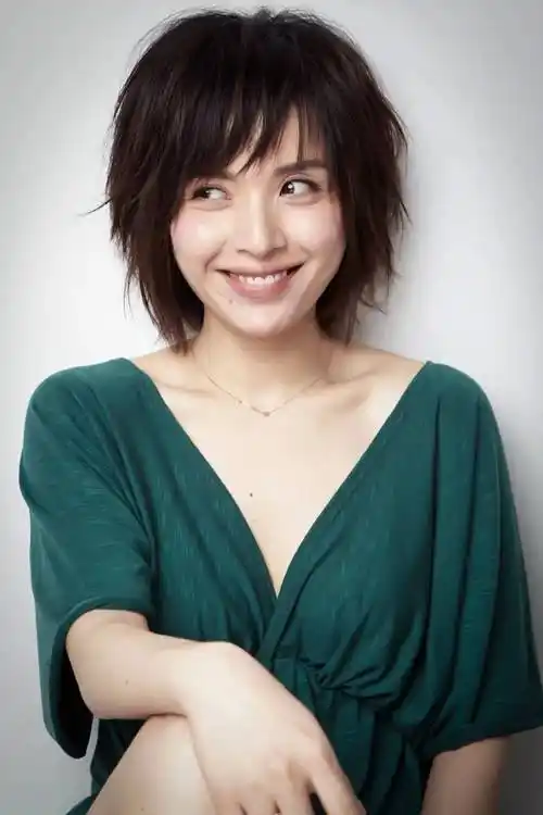 靳东的二婚老婆竟是我们熟悉的她,穿黑风衣气质绝佳端庄优雅,靳东捡到