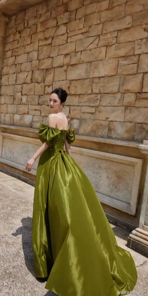 董璇绿意鎏光造型,绿色抹胸裙高级感满满,大气减龄_长裙_时尚_好身材