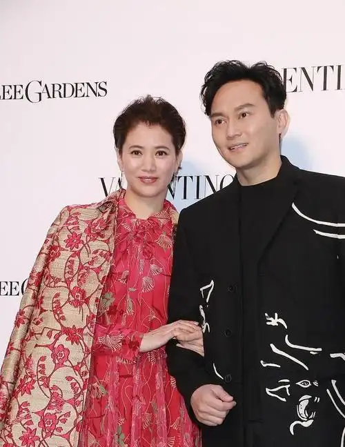 袁咏仪不像50岁?穿印花裙配外套与老公同亮相,同龄人看了都羡慕