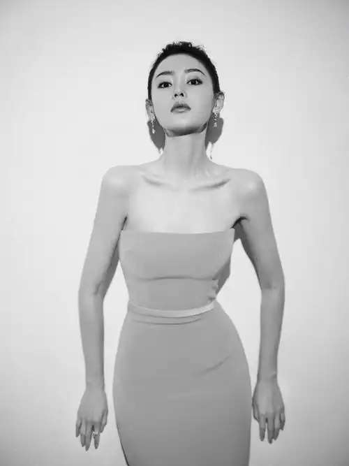 张天爱穿橘色紧身裙亮相上影节 身材性感前凸后翘