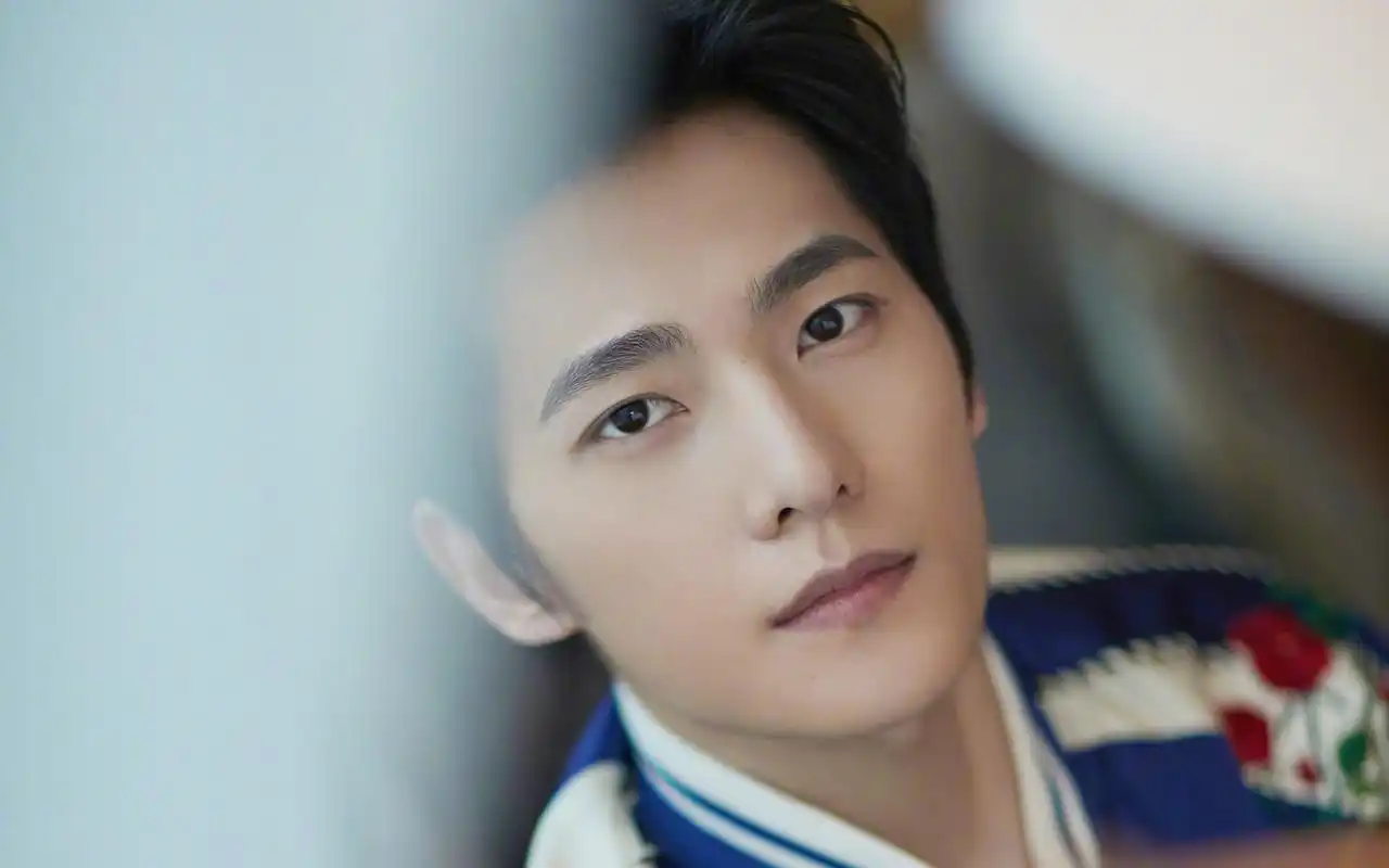 杨洋帅气高清写真电脑桌面壁纸图片