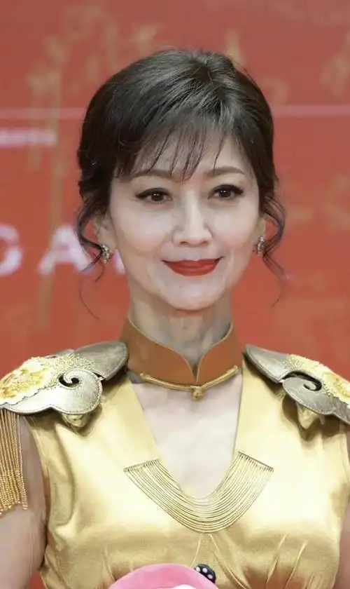 70岁赵雅芝和76岁汪明荃对比,扮嫩的尴尬和优雅老去一