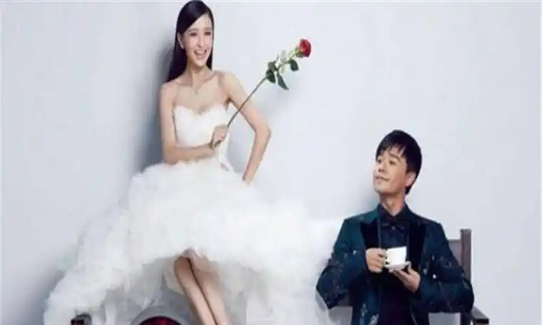 佟丽娅参加金鸡奖颁奖典礼时,意外碰到了童年时的偶像刘德华