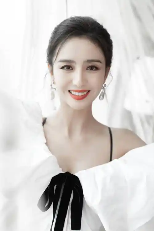佟丽娅穿蝴蝶连衣裙 简约优雅 白色露肩装锁骨十分惹眼