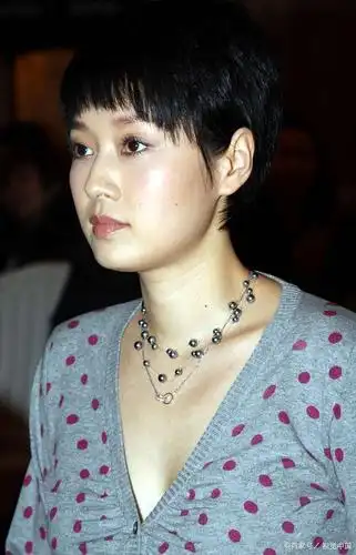 马伊琍携女儿外出,可爱二女儿牵姐姐手感情好,爱马身高直追妈妈