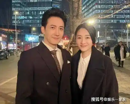 王阳的妻子叫高斯,两个人的相识十分浪漫.