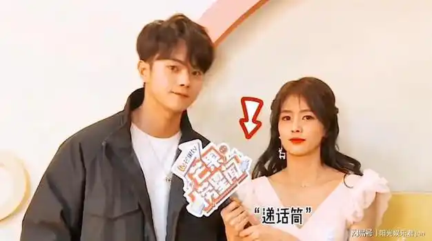 白鹿把许凯亲秃噜皮了,注意看许凯娇羞的反应,他真的超爱!