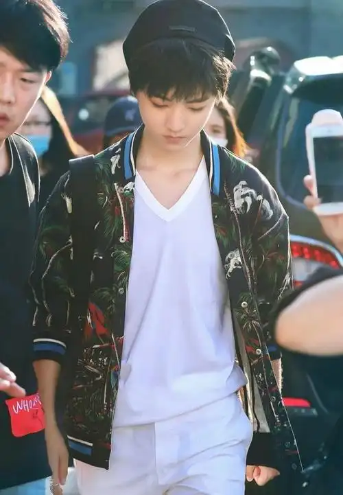 王俊凯戴贝雷帽的帅照合集,古典气质拿捏得死死的