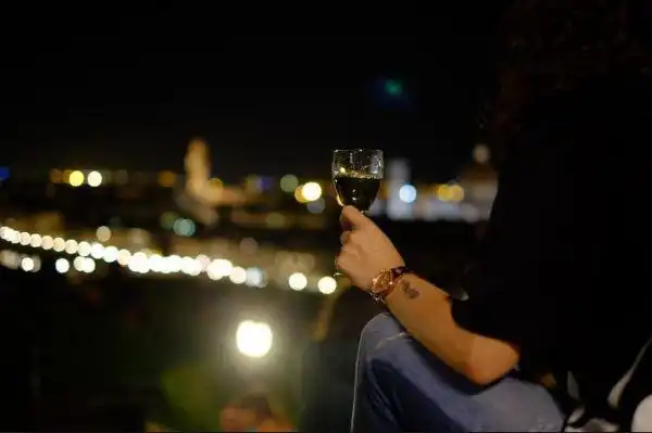 穿梭在河中,观赏两岸造型各异的百年建筑,又或者一个人喝上一杯红酒