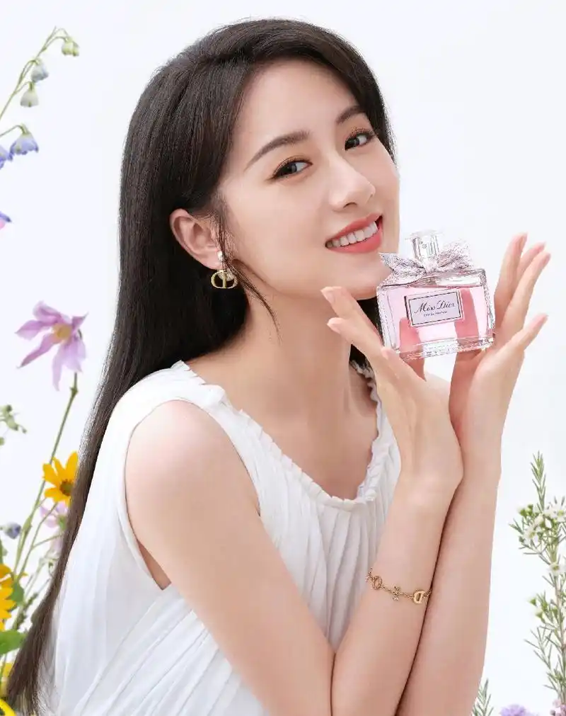 袁冰妍最新"粉色装"造型,清纯甜美,少女感十足