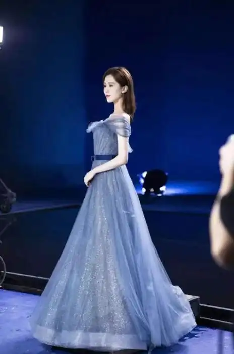 刘诗诗比生娃前还美!一袭蓝色长裙美若星河,气质优雅肩颈太美了