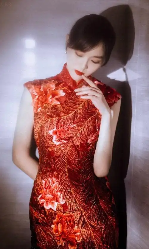 唐嫣的红色旗袍回眸一笑,可知迷倒了多少人