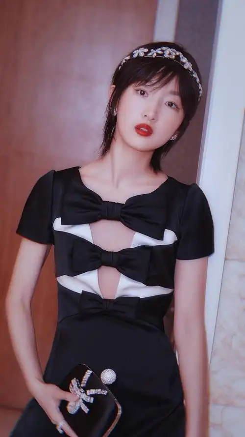 周冬雨身穿女仆装走性感可爱路线 排骨胸亮了!