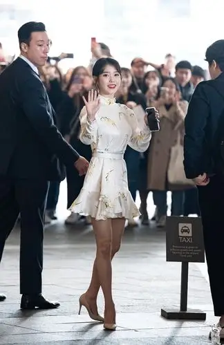 原创iu李知恩不得了,小花裙上身美哭了,26岁的年纪皮肤却嫩得像16岁