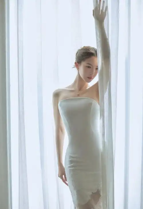 金晨穿抹胸裙亮相尽显好身材盘发造型吸睛