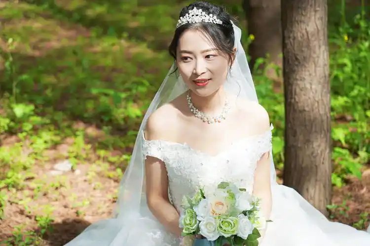 主要是女生穿婚纱都挺好看的