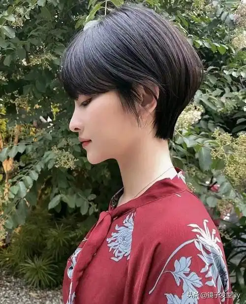 圆脸的女生,别再留中分发型了,难看显脸大,这些发型才适合你