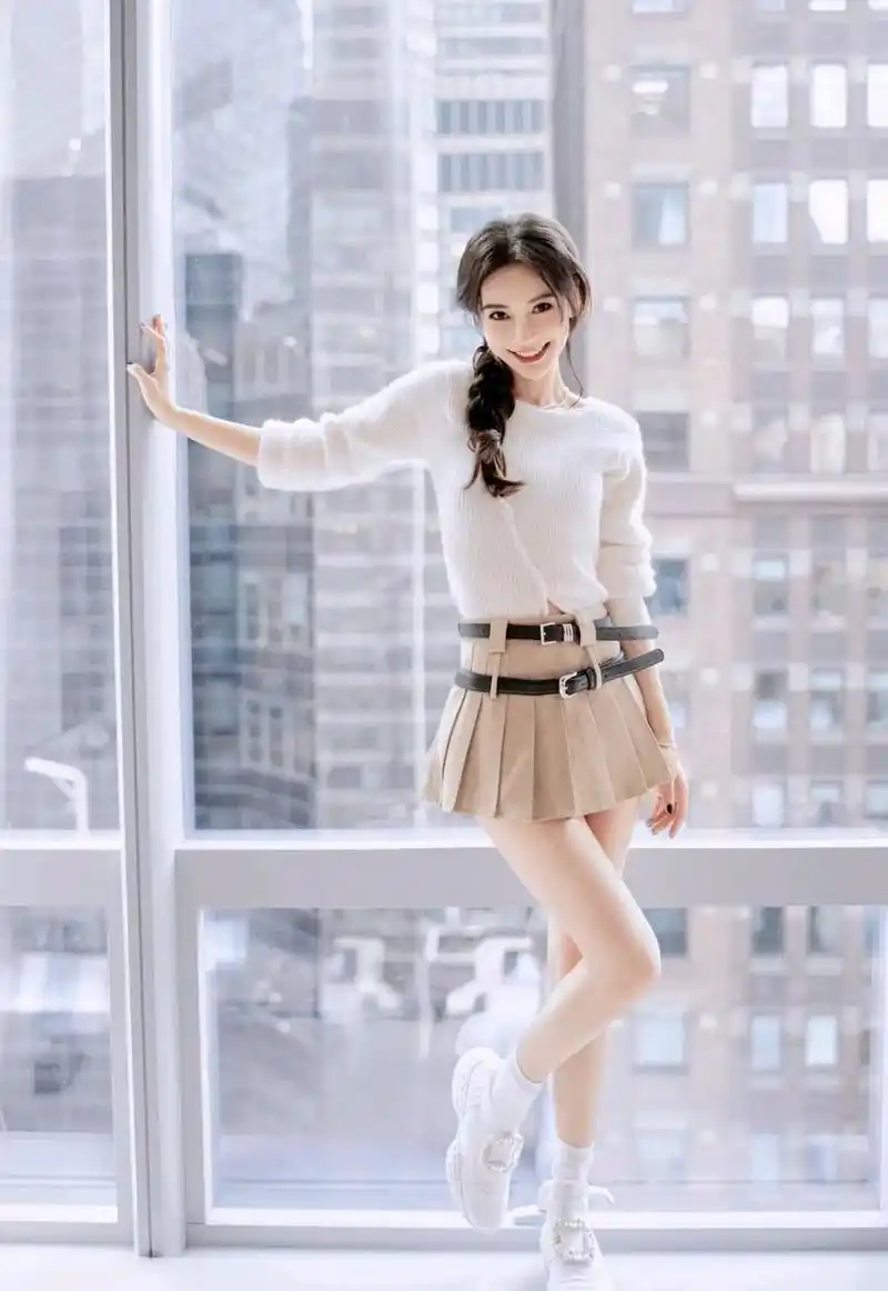 杨颖背心短裙甜辣风格十足,520的惊喜提前掉落.