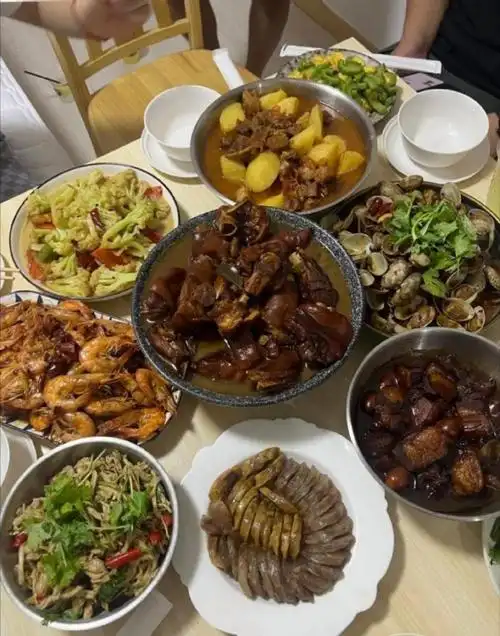 丈母娘在我们家过生日,我昨晚跟老婆说只要三菜一汤就行了,结果今天她