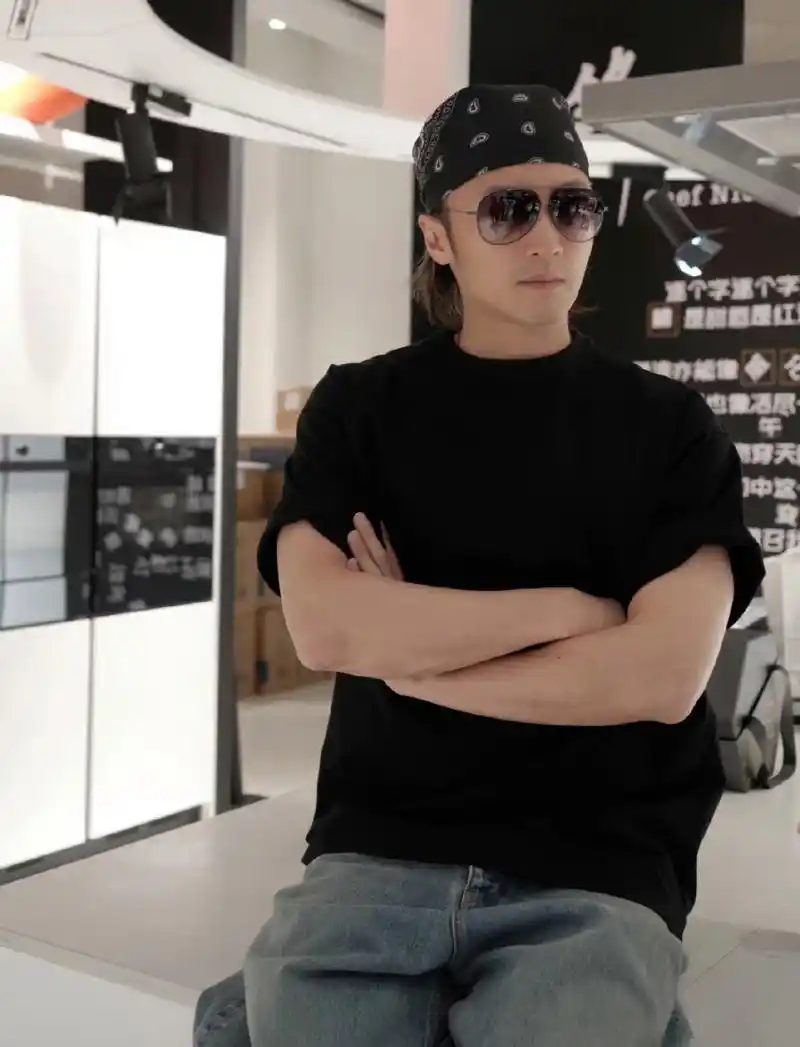 谢霆锋晒生活照帅气依旧,戴着头巾和墨镜凹造型,还是很喜欢耍酷.