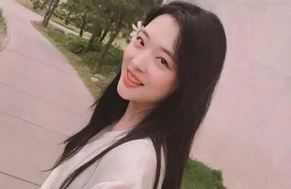 韩国歌手崔子资料-"蜜桃少女"崔雪莉:因"尺度片"和恋情遭群嘲,仅25岁