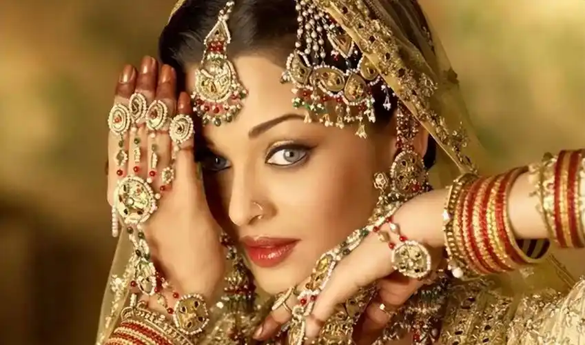 年仅26岁的艾西瓦娅正值容颜鼎盛时期,她的美让人不忍亵渎让人触不可