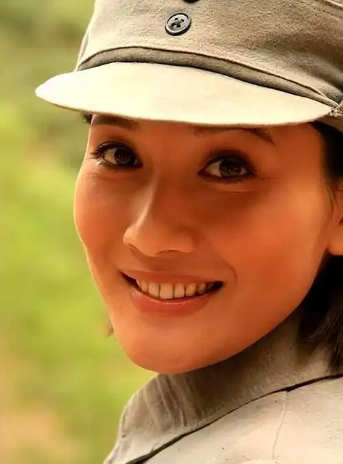 她被称为"丹东之花",离婚后只字不提前夫,与女儿相依为命