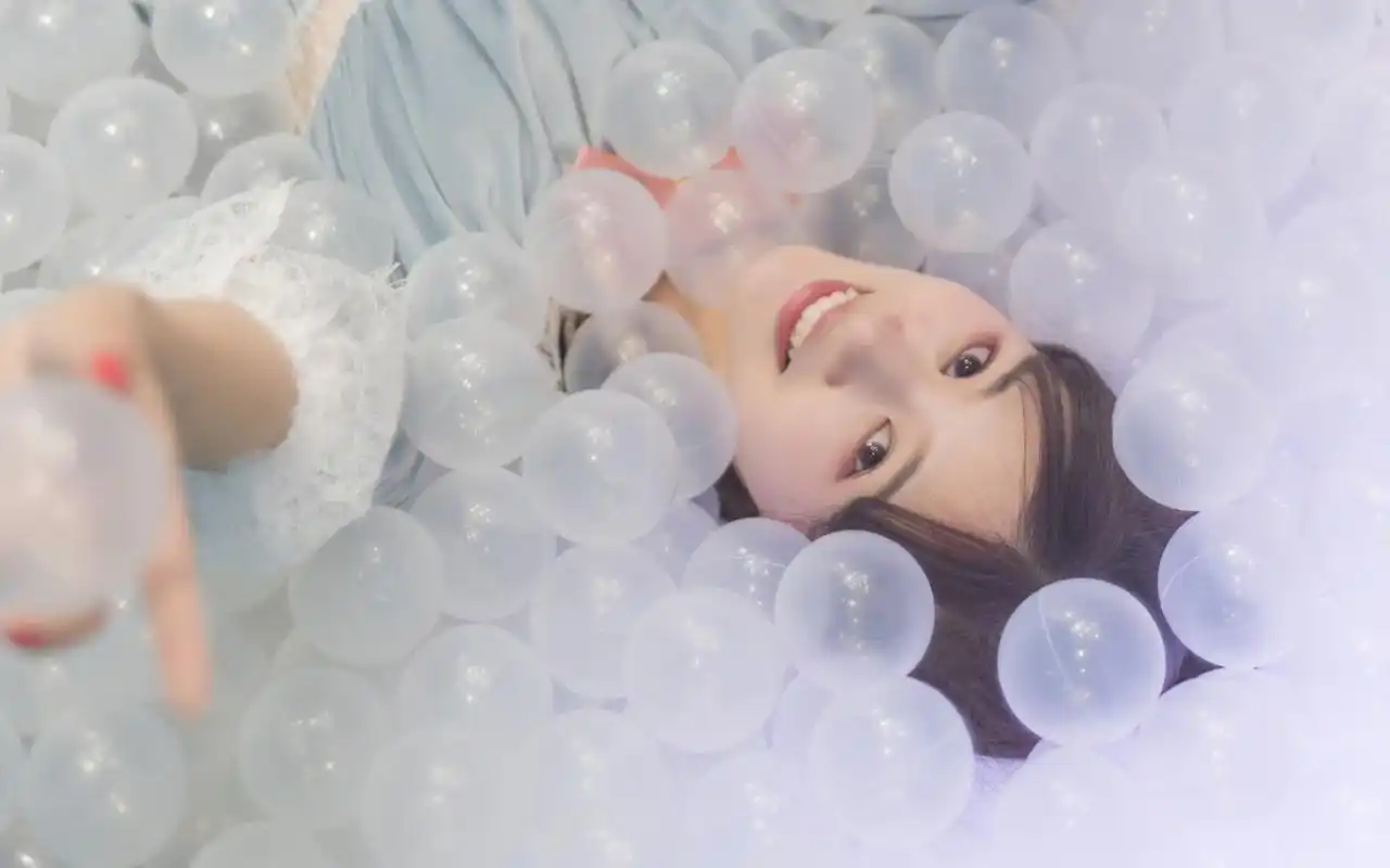 粉色系清纯少女高清桌面壁纸