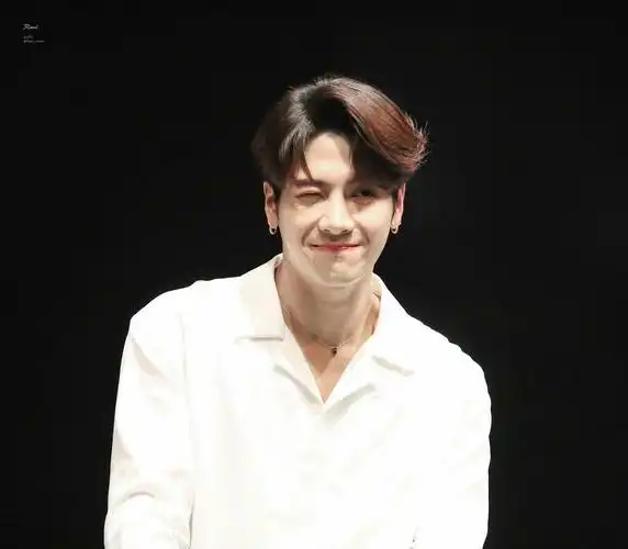 有没有王嘉尔可爱的当头像的那种照片鸭