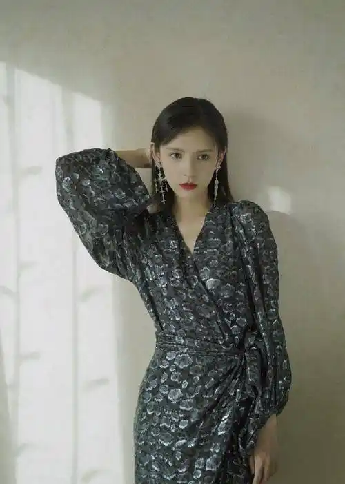 她是纯正的汉族人,但是我们能够从她的脸上看出和迪丽热巴一样的气质