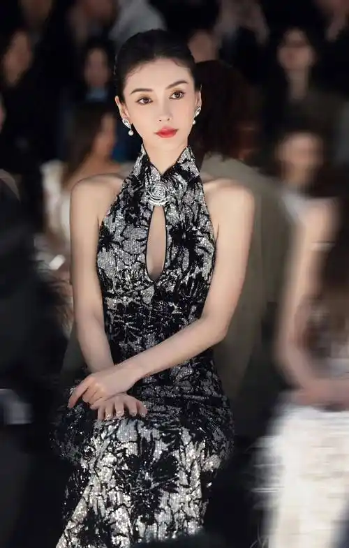 杨颖挂颈闪亮旗袍写真,身材显露无疑