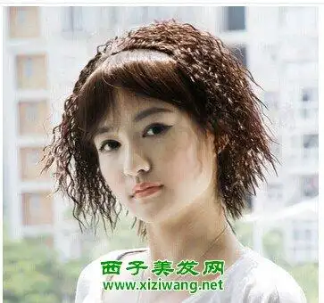 这位女生的发型是 中分式的短发型的锡纸烫发型,头发看起来是特别的