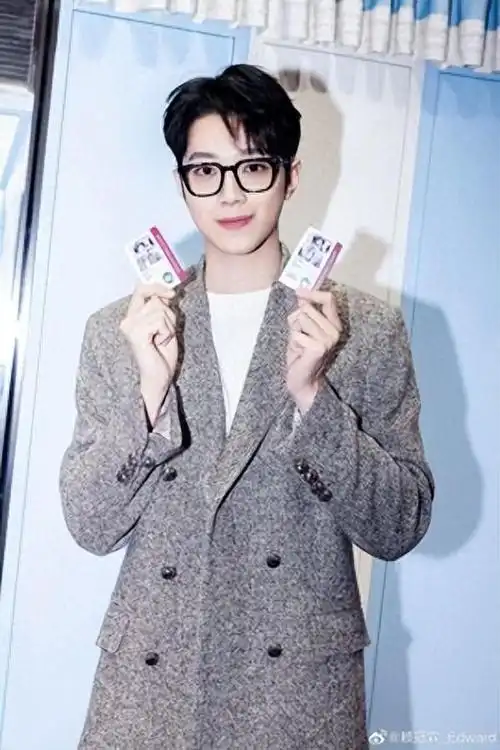 赖冠霖3年前立誓「绝不再犯」!地下停车场乱丢烟蒂又被拍