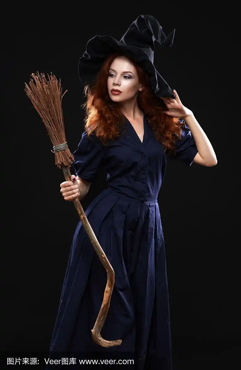 黑暗中美丽的红发女巫