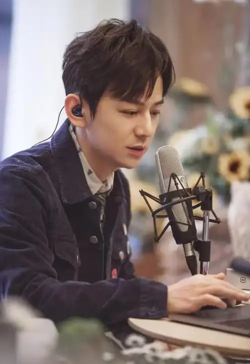 未曾想到没有了"快乐家族",何炅以这样的方式,开始自己的新生