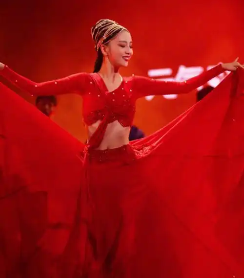 佟丽娅光脚热舞!穿西裤劈叉轻松自如,身材苗条腹部肋骨突出明显