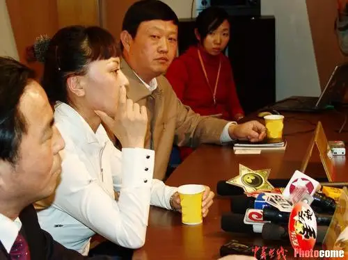 图文-三岁男童状告高峰发布会 王纳文若有所思