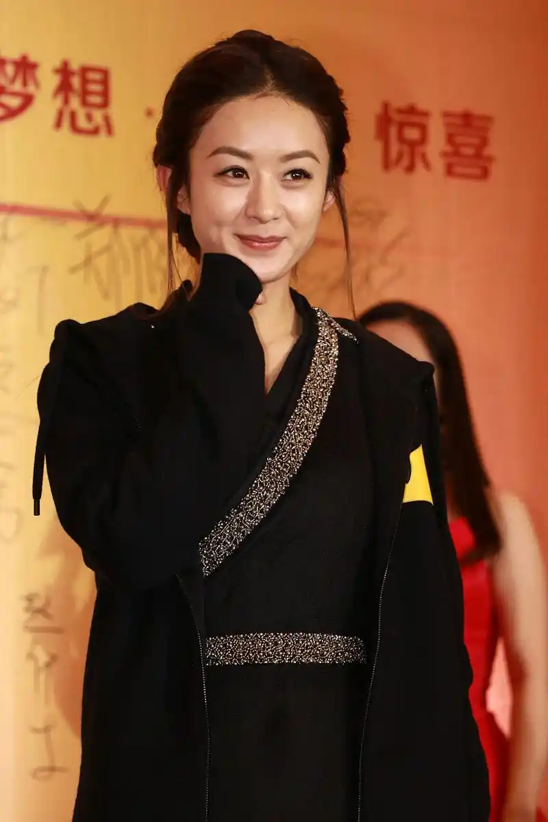 这组照片,是赵丽颖拍摄《楚乔传》期间,穿着戏服,参加某颁奖典礼的