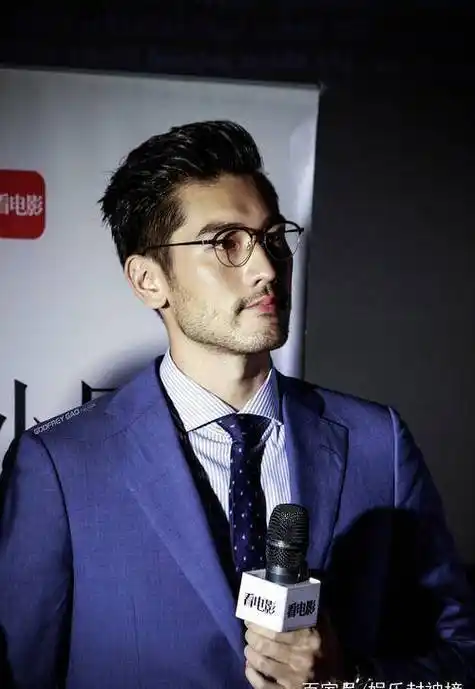 王俊凯大胡子装扮也是一种魅力啊,络腮胡搭配时尚装扮,型男就这样诞生