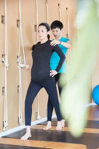 陈建斌拼了!蒋勤勤晒孕期练瑜伽照 老公卖力陪练