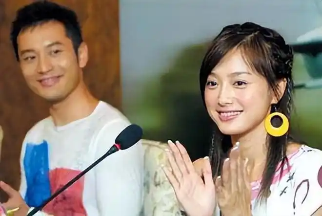 黄晓明曝疑似与网红恋爱女方离婚带两个孩子长相酷似前妻baby