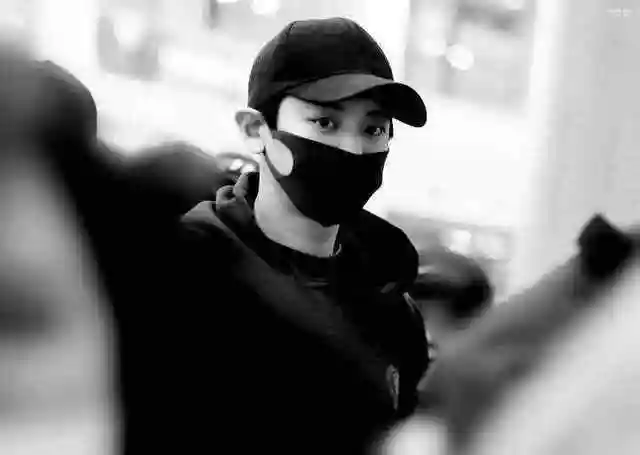 朴灿烈低调现身仁川机场,黑衣黑裤的朴火山气质满分