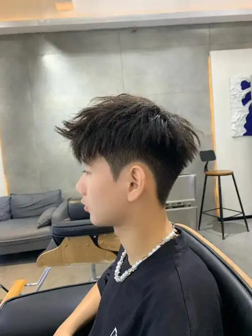 摩根碎盖 夏天一定要尝试的男生发型之一