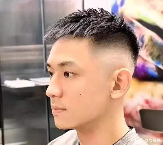 "两边铲短"的发型也是很帅,男孩夏天保持这三种风格,时尚帅气