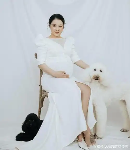 汪皓宣布结婚的消息,并晒出了结婚证,相当于完成了人生中的"高考"